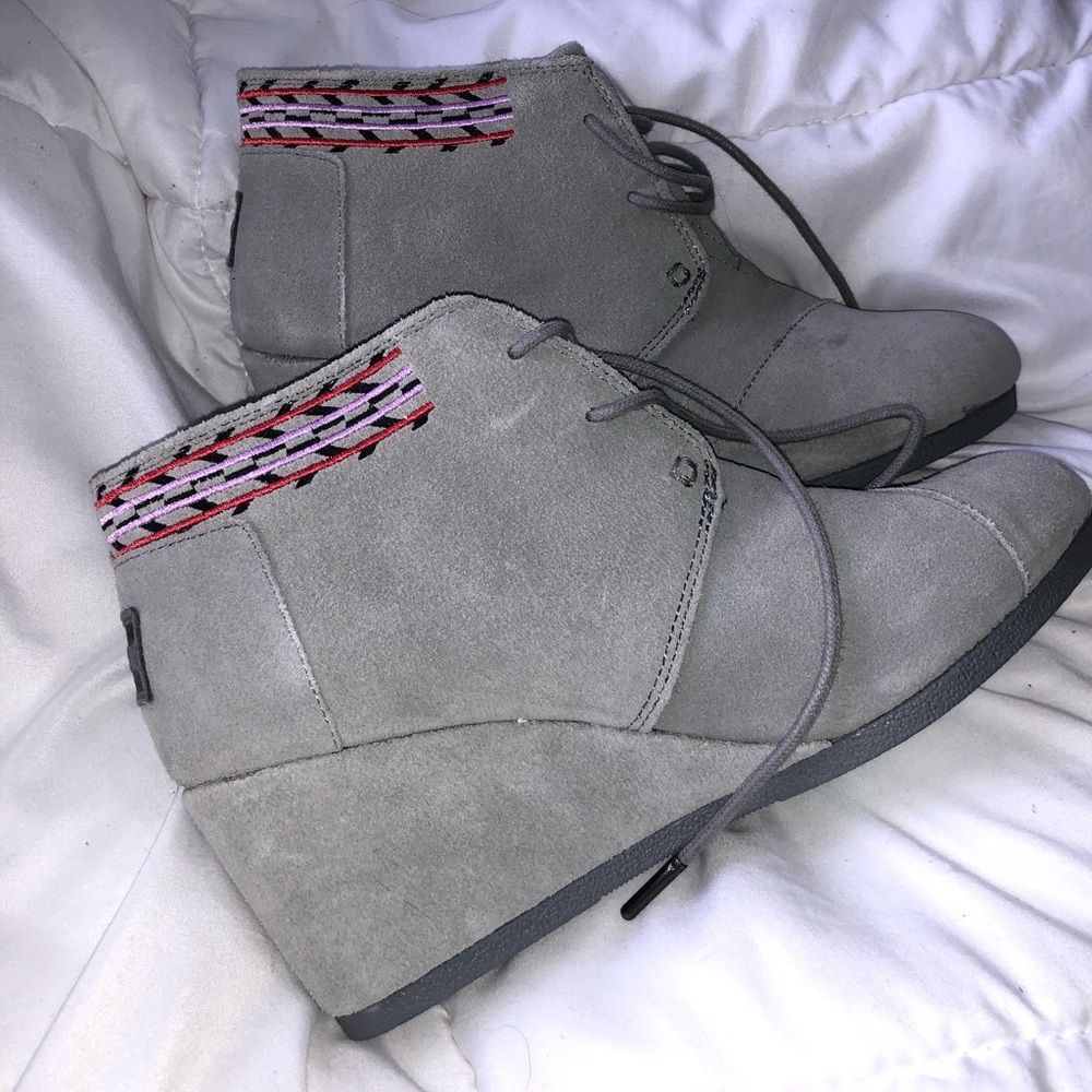 NWOT Patterned Grey Toms Booties